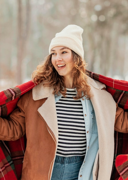 Foto gratuita tiro medio mujer feliz con manta