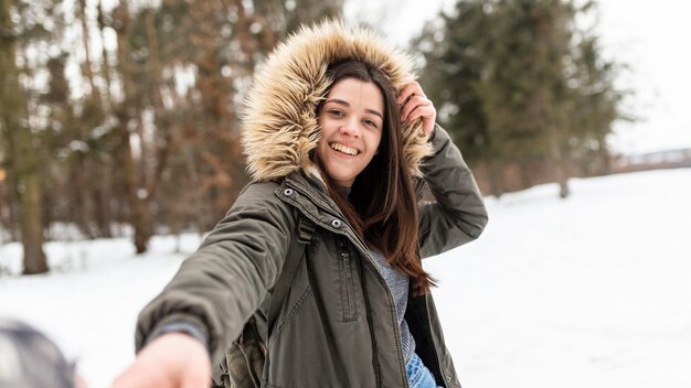 Tiro medio mujer feliz en la naturaleza