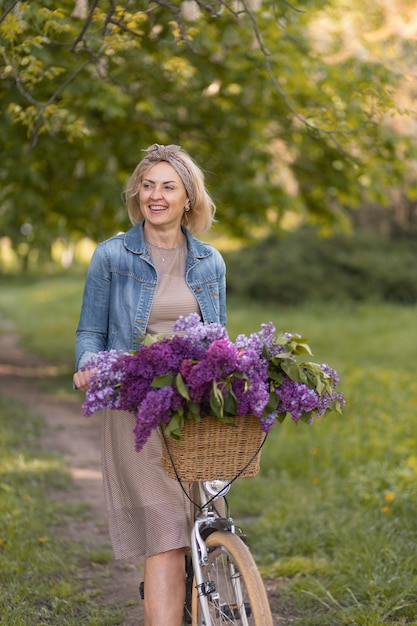 Tiro medio mujer feliz en la naturaleza