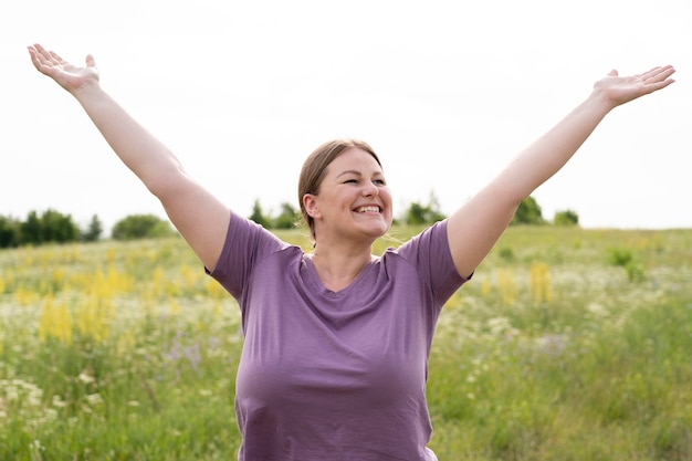 Tiro medio mujer feliz en la naturaleza