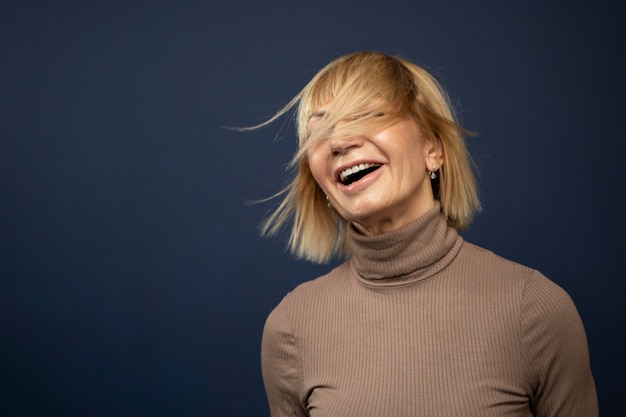 Foto gratuita tiro medio mujer feliz posando