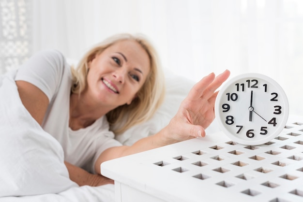 Tiro medio mujer feliz con reloj