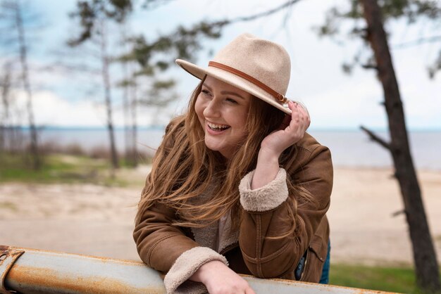 Tiro medio mujer feliz con sombrero