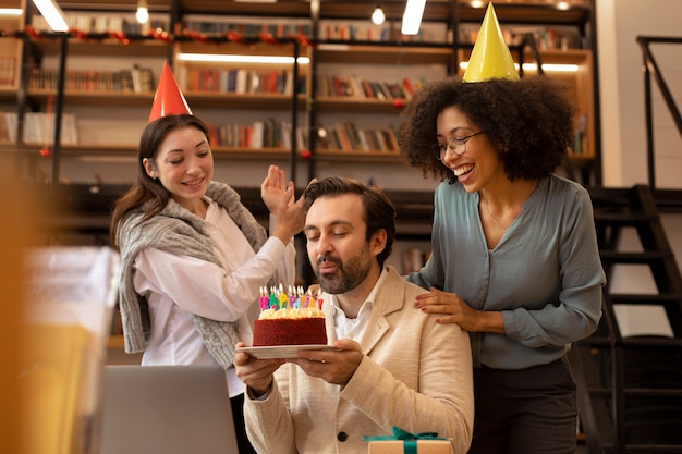 Tiro medio mujer feliz sorprendiendo a hombre