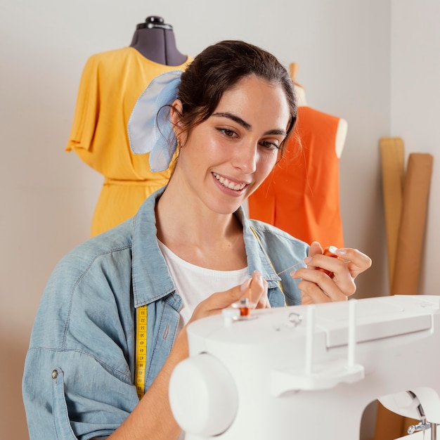 Tiro medio mujer feliz sosteniendo hilo