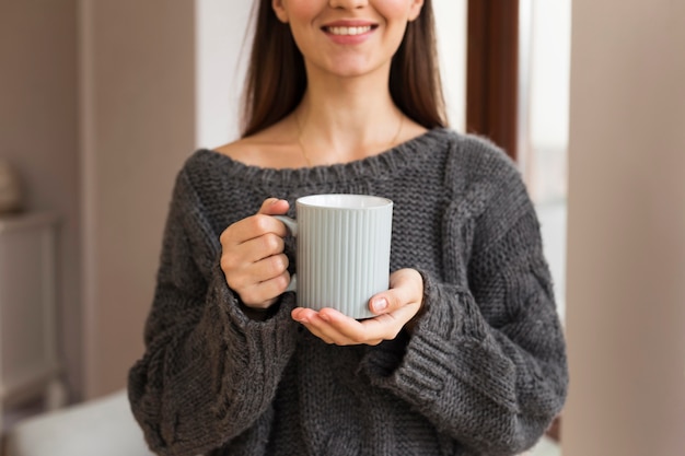 Tiro medio, mujer feliz, tenencia, taza