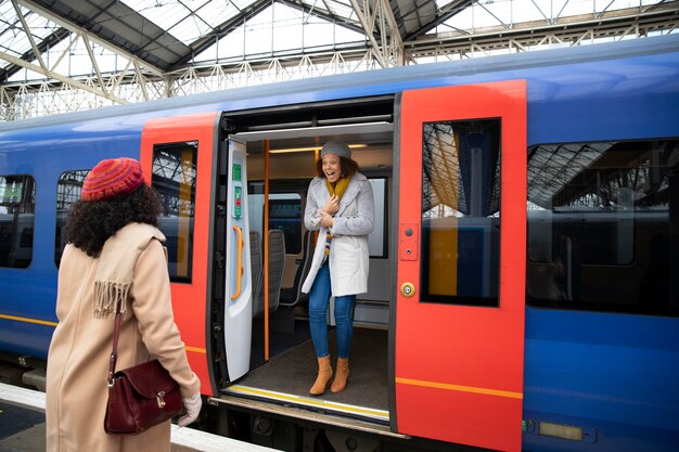 Tiro medio mujer feliz en tren