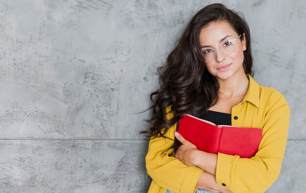 Tiro medio mujer con gafas al aire libre