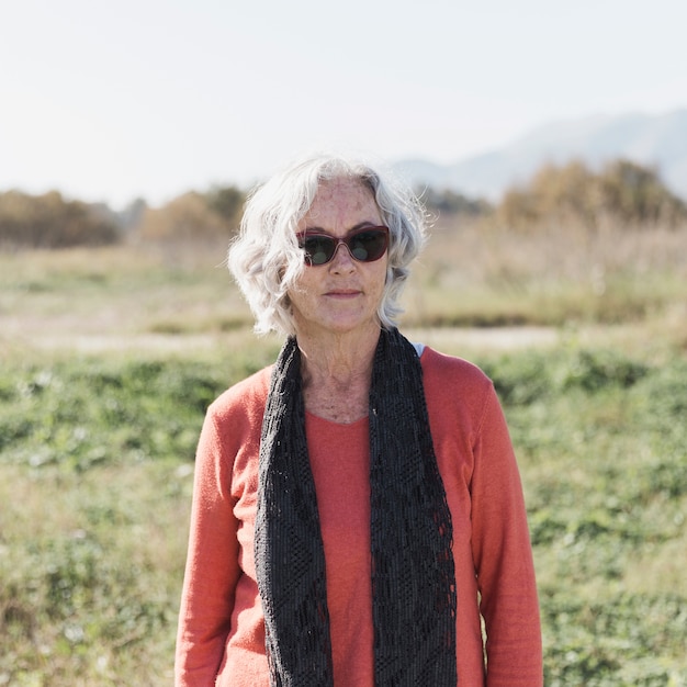 Tiro medio mujer con gafas de sol y bufanda