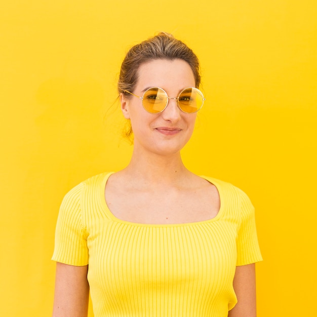 Tiro medio mujer con gafas de sol