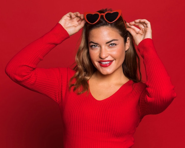 Foto gratuita tiro medio mujer con gafas de sol