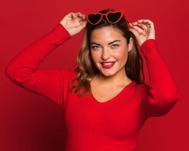 Tiro medio mujer con gafas de sol