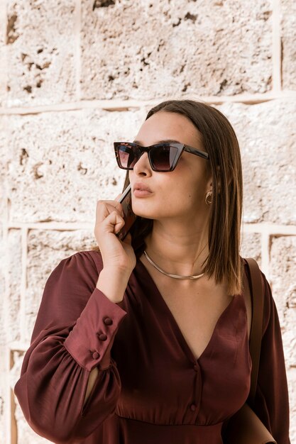 Tiro medio mujer con gafas de sol