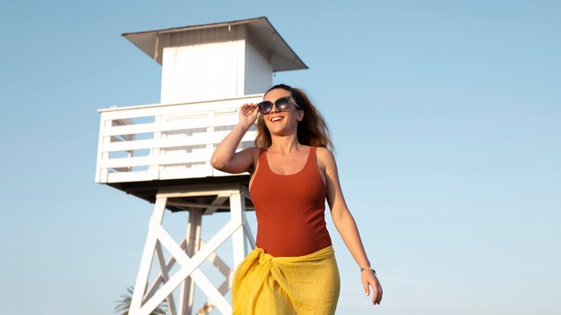 Tiro medio mujer con gafas de sol