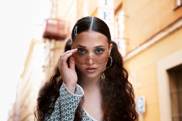 Tiro medio mujer con gafas de sol