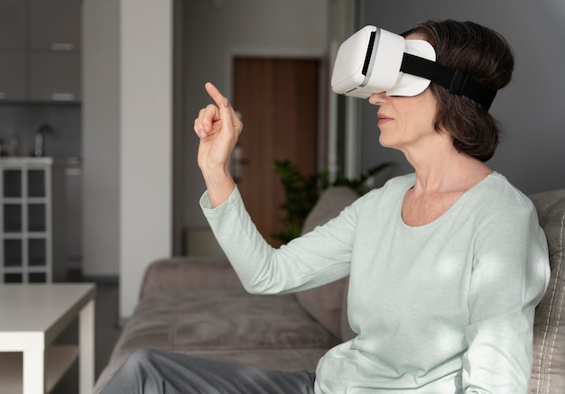 Foto gratuita tiro medio mujer con gafas vr