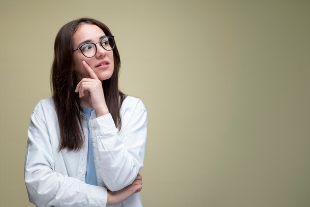 Tiro medio mujer con gafas