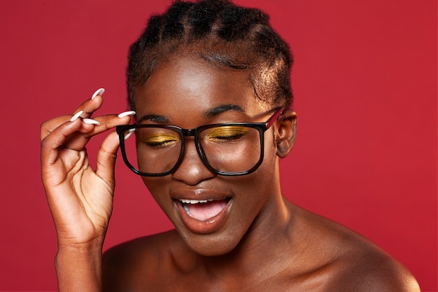 Foto gratuita tiro medio mujer con gafas