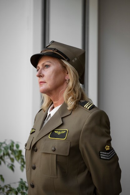 Tiro medio mujer general en uniforme.