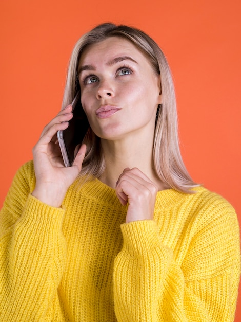 Foto gratuita tiro medio mujer hablando por teléfono