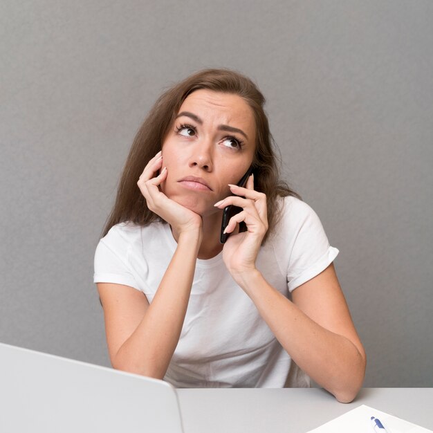 Tiro medio mujer hablando por teléfono