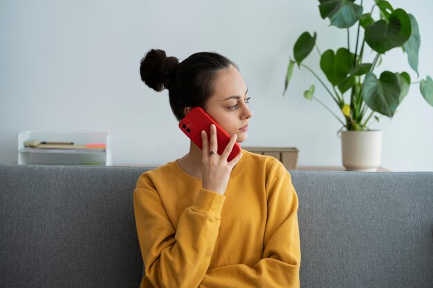 Tiro medio mujer hablando por teléfono