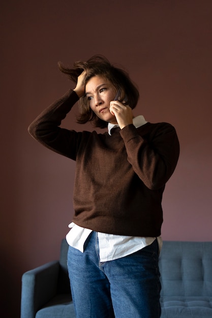 Foto gratuita tiro medio mujer hablando por teléfono