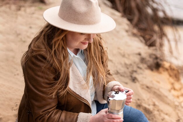 Tiro medio mujer haciendo café al aire libre