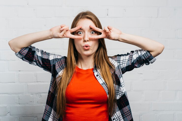Foto gratuito tiro medio mujer haciendo una cara tonta