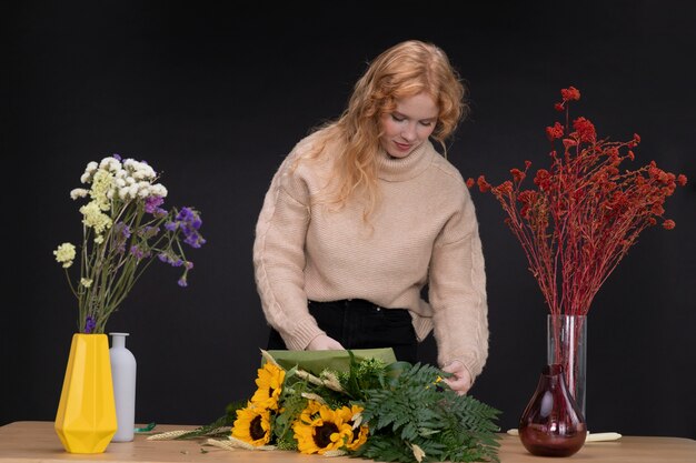 Tiro medio mujer haciendo ramo de flores