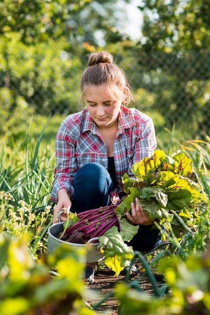 Foto gratuita tiro medio mujer jardinería