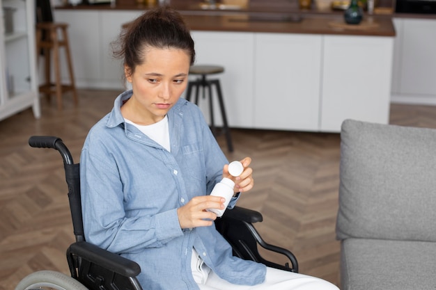 Tiro medio mujer joven en silla de ruedas