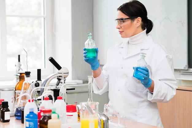 Foto gratuita tiro medio mujer en laboratorio