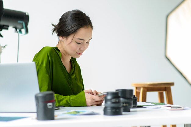 Tiro medio mujer con lentes de cámara