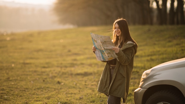 Foto gratuita tiro medio mujer leyendo mapa