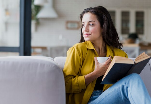 Tiro medio mujer con libro y copa