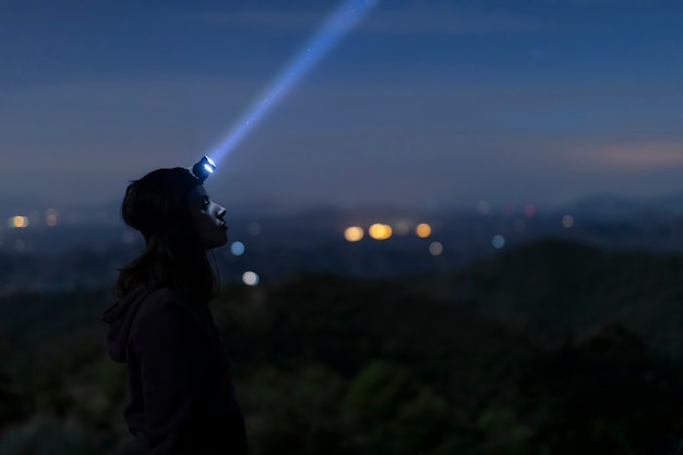 Tiro medio mujer con luz de cabeza