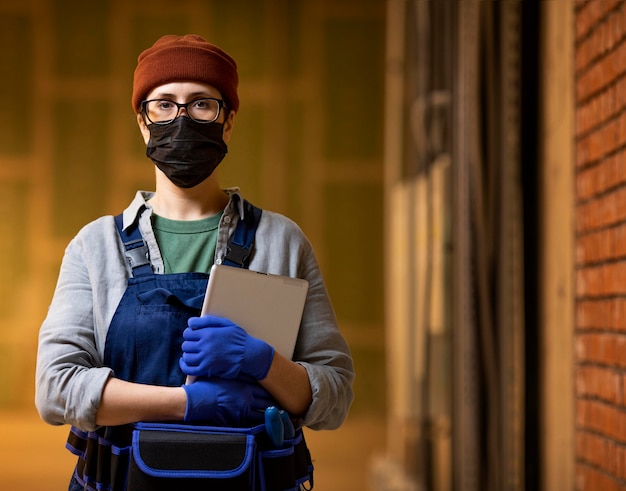 Foto gratuita tiro medio mujer con máscara en el interior