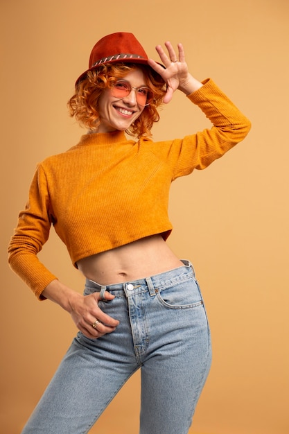 Tiro medio mujer de mediana edad posando