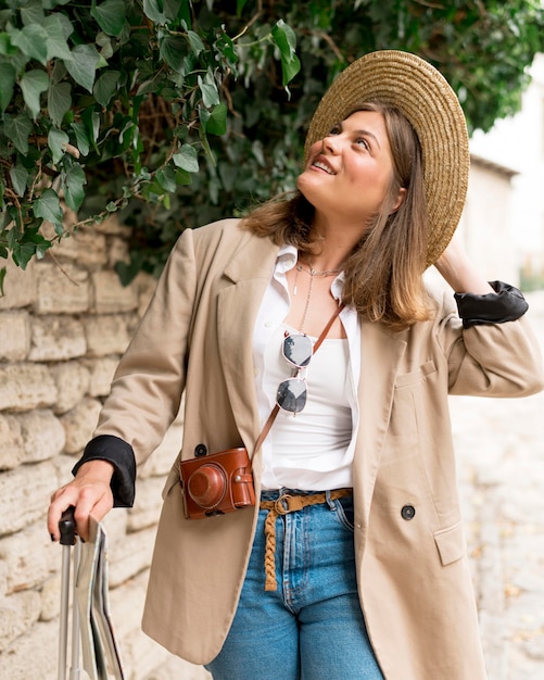 Foto gratuita tiro medio mujer mirando el árbol