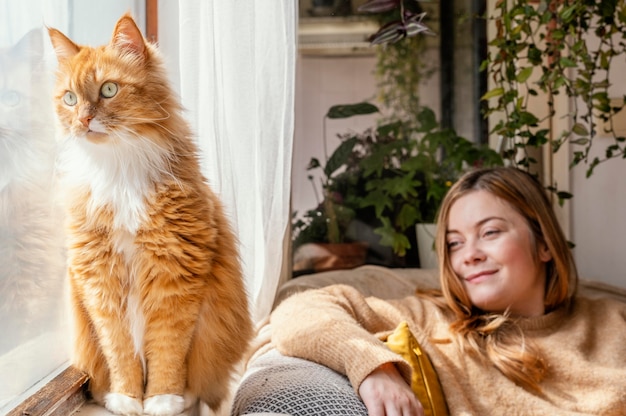 Tiro medio mujer mirando gato