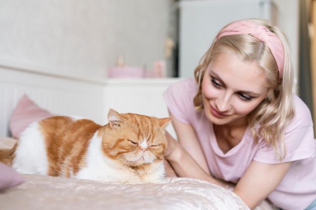 Tiro medio mujer mirando gato