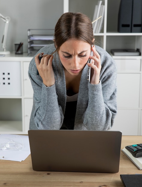 Tiro medio mujer mirando portátil