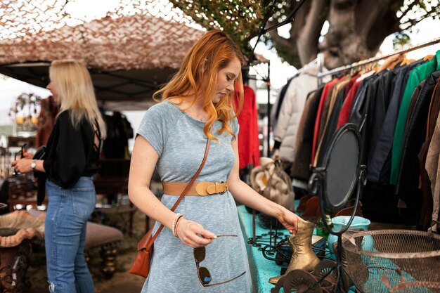 Tiro medio mujer mirando ropa