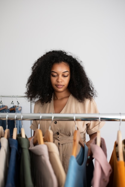 Foto gratuita tiro medio mujer mirando ropa