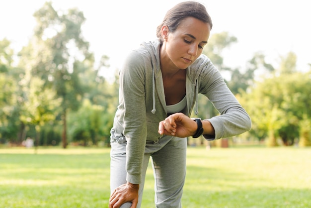 Foto gratuita tiro medio mujer mirando su reloj