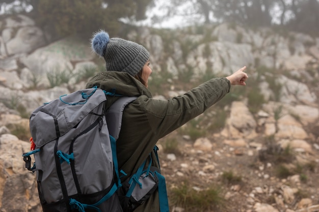 Foto gratuita tiro medio mujer con mochila en la naturaleza