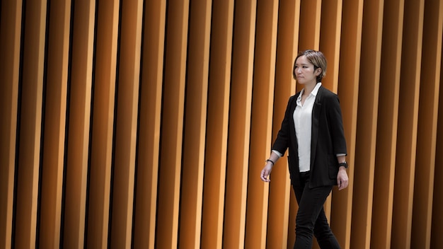 Foto gratuita tiro medio mujer moderna caminando