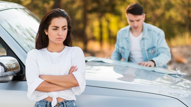 Tiro medio mujer molesta al aire libre