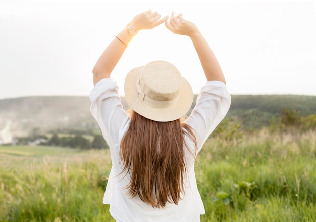 Foto gratuita tiro medio mujer en la naturaleza